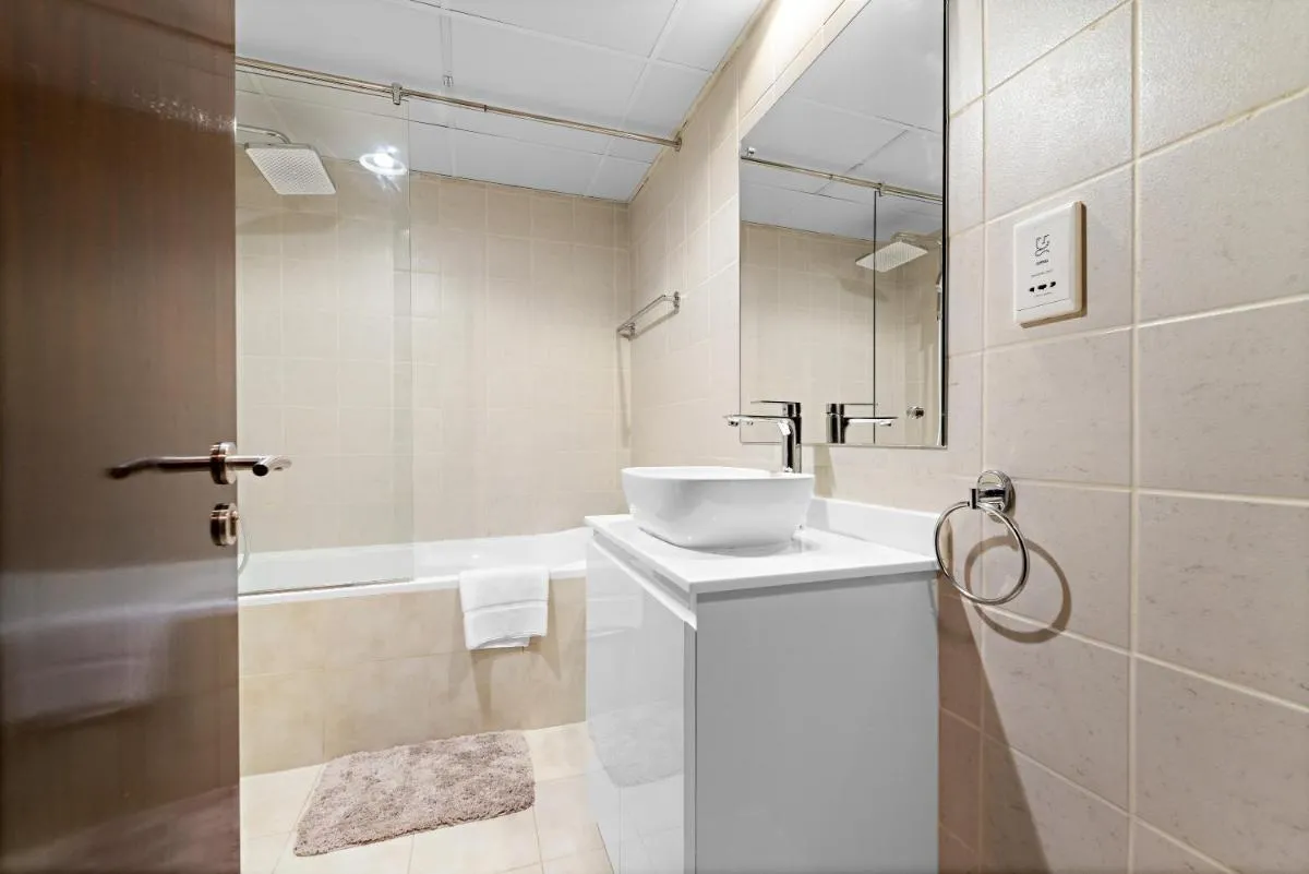 Image 2 of Amazing Modern Apt in JLT with Gym, Pool, Parking