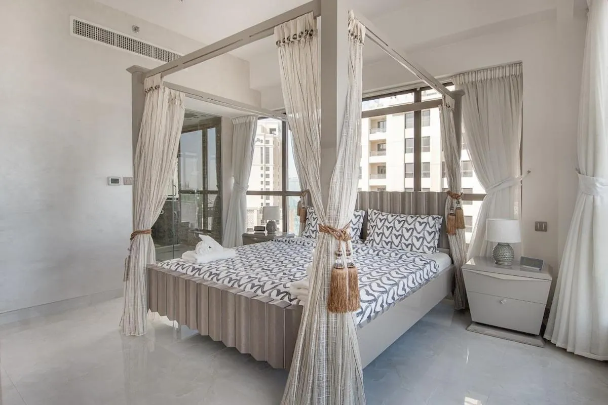 Image 1 of Chic 2 bed close to everything!