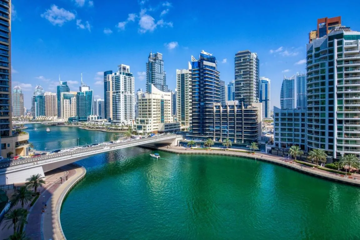 Image of Chic Waterfront Living – Marina Views