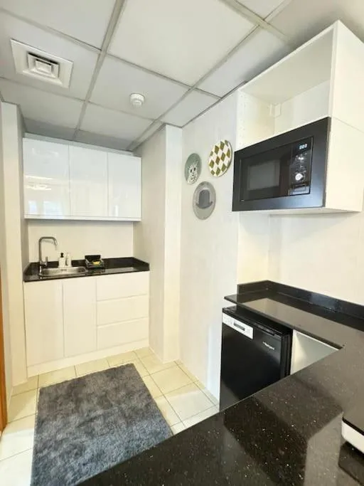 Image 5 of Comfy Spacious 1-bedroom apartment
