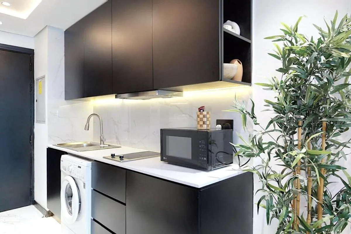 Image 2 of Earthy and Sharp – Studio – JLT