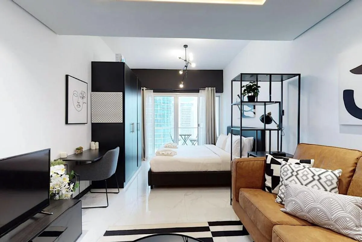 Image 1 of Earthy and Sharp – Studio – JLT