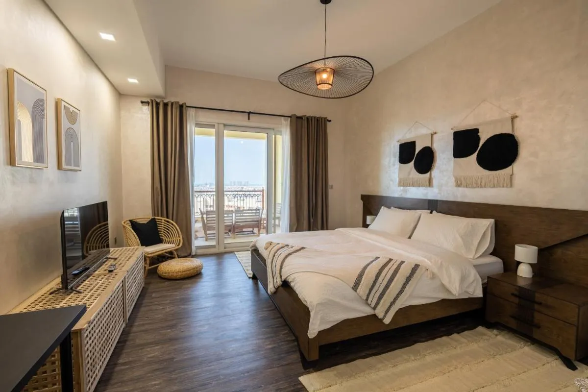 Image 2 of Elegant 2BR Palm Jumeirah Apt with Pool Access
