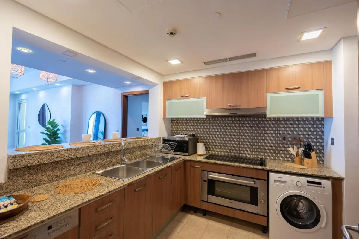 Image 6 of Elegant 2BR Palm Jumeirah Apt with Pool Access