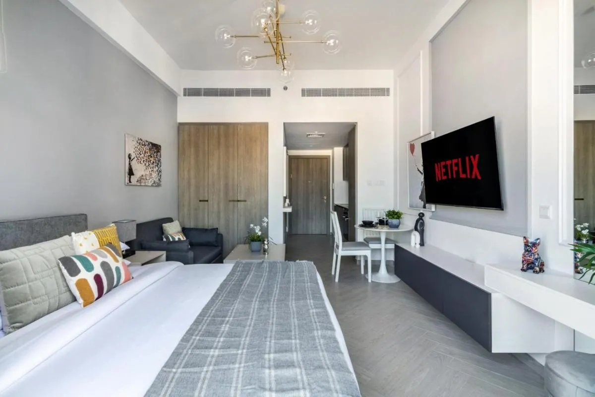 Image 6 of Guestready – Artsy Studio with pool view