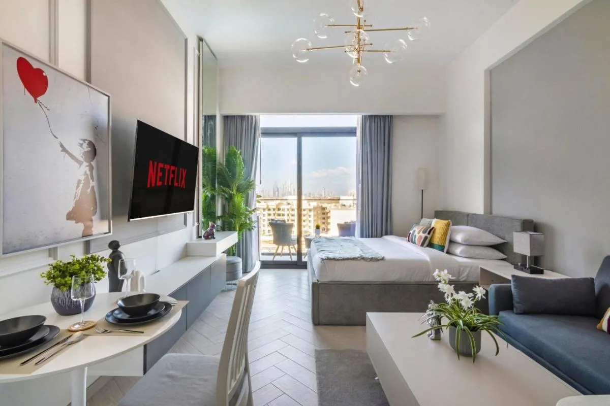 Image 2 of Guestready – Artsy Studio with pool view
