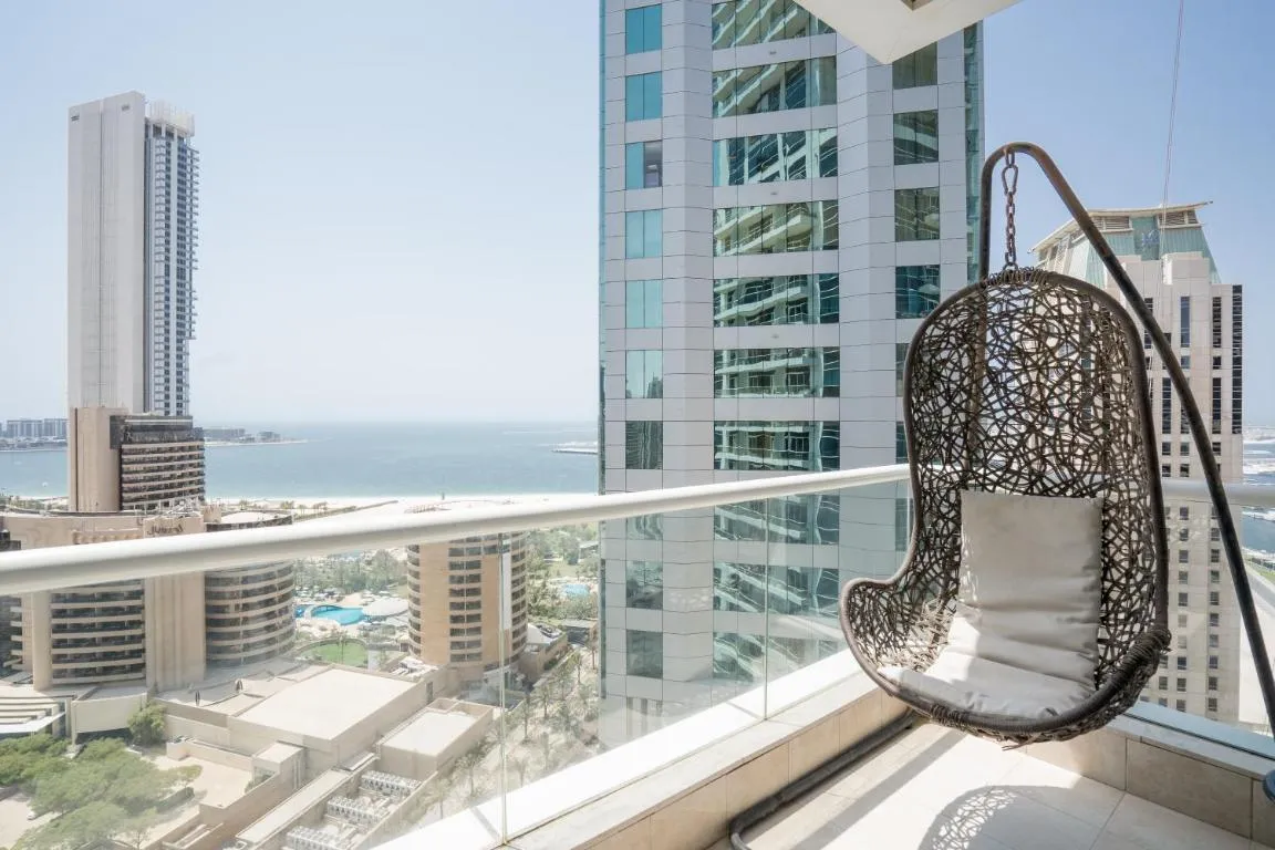 Image of HiGuests – Exceptional Apt with Furnished Terrace By the Sea