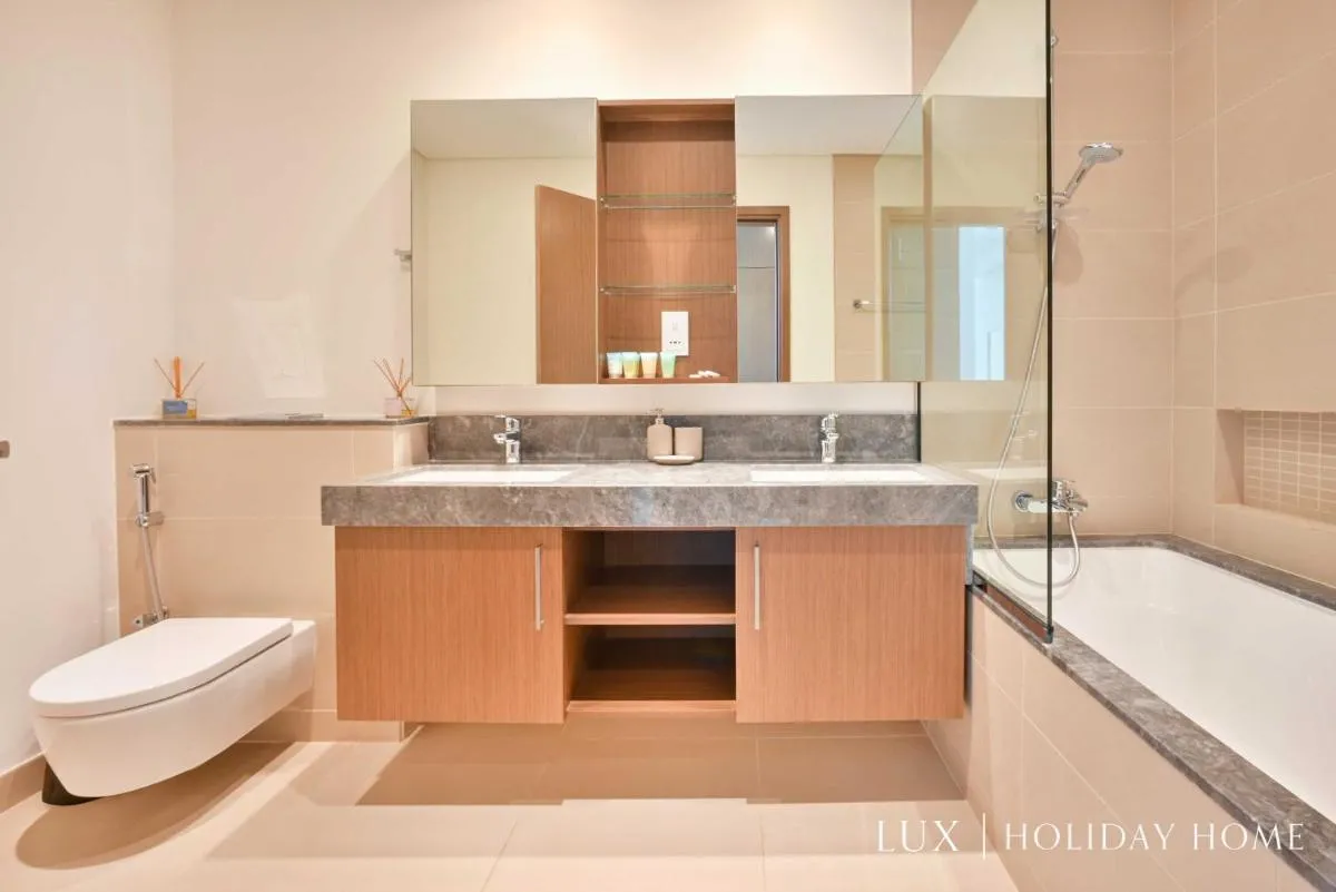 Image 2 of LUX 52 42 Deluxe Marina view suite 1