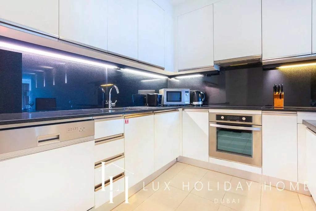 Image 4 of LUX The JW Marina Suite