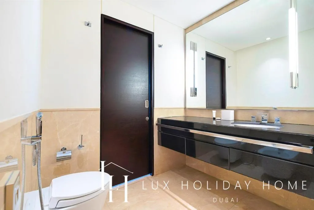 Image 2 of LUX The JW Marina Suite