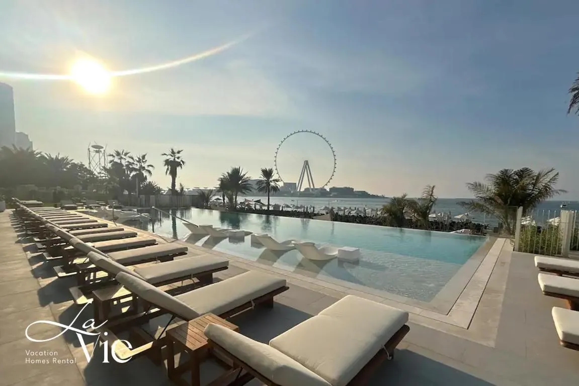 Image of La Vie, JBR