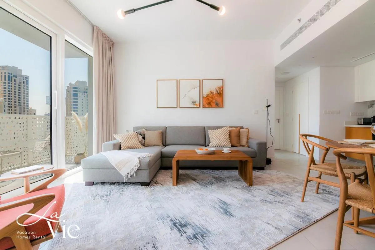 Image 2 of La Vie, JBR
