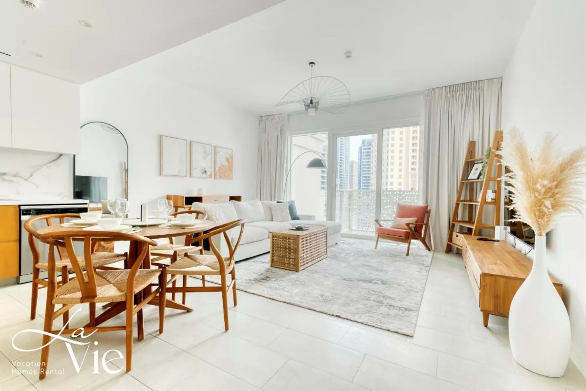 Image 3 of La Vie, JBR