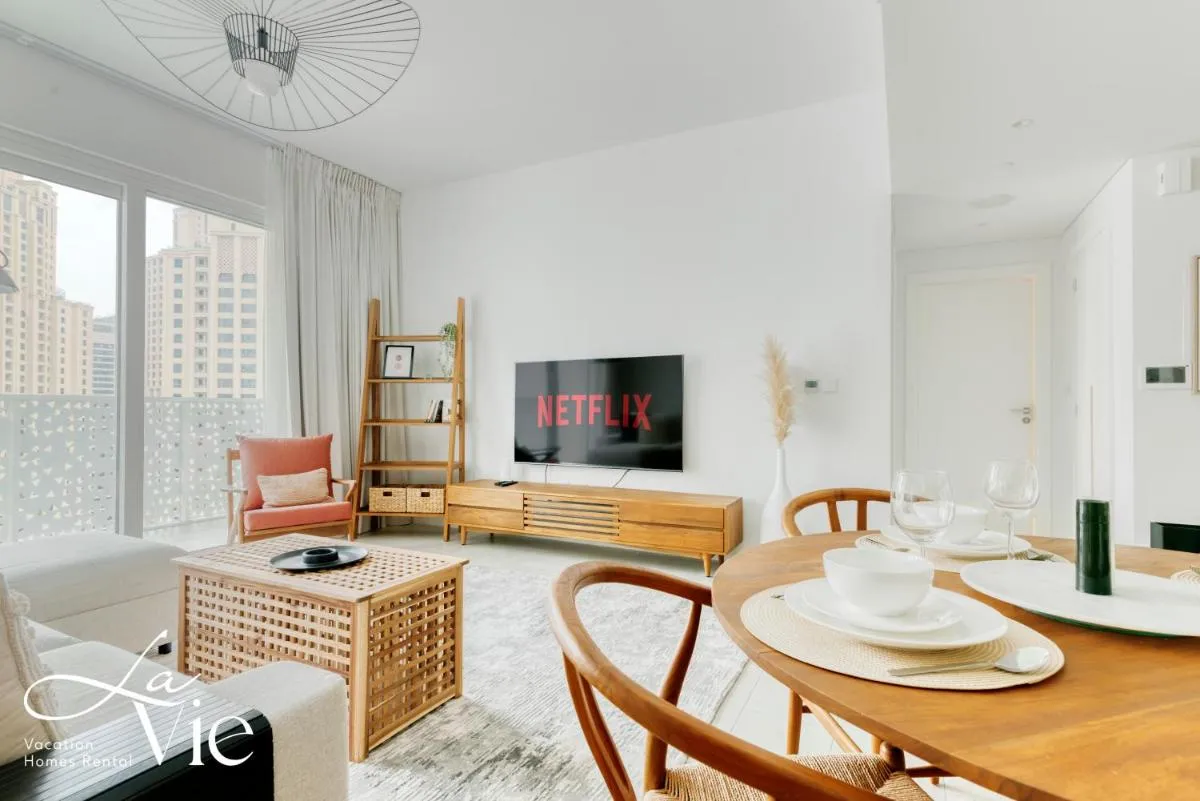 Image 4 of La Vie, JBR