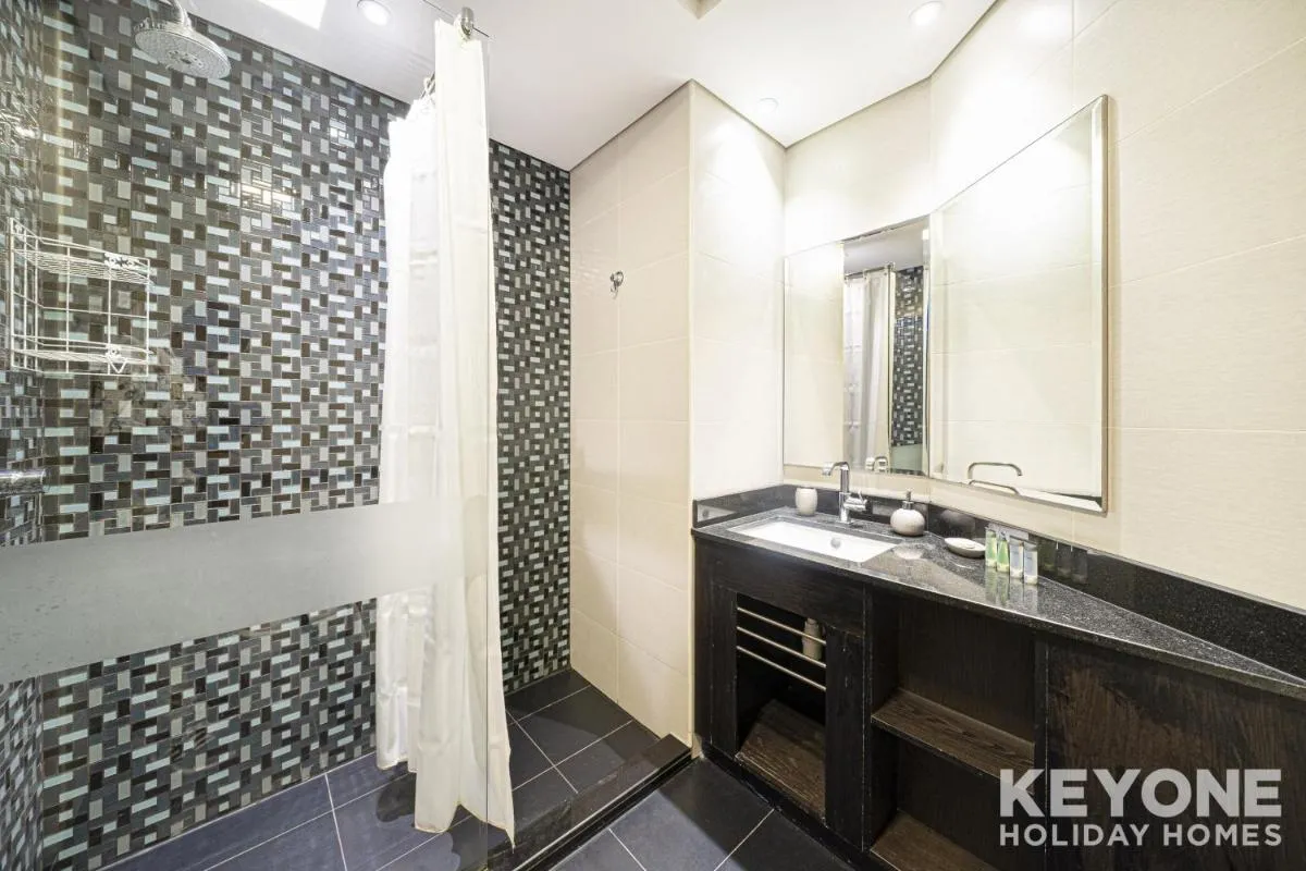 Image 2 of Lavish One Bedroom with Amazing Sun Deck & Pool
