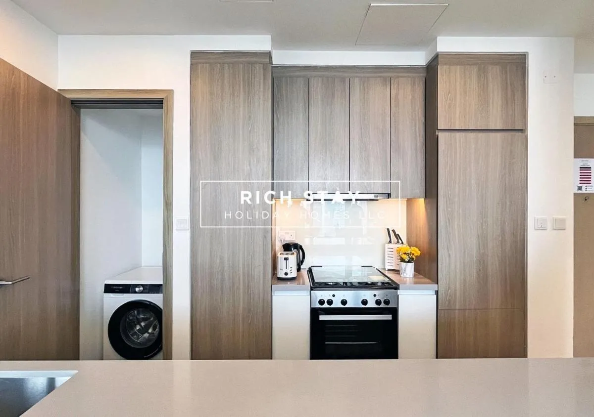 Image 4 of Lush 1BR in Stella Maris, Marina, City View