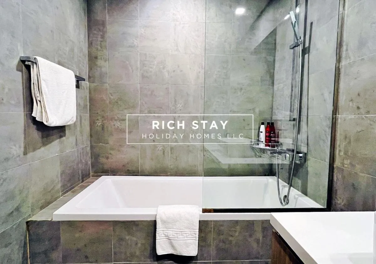 Image 2 of Lush 1BR in Stella Maris, Marina, City View