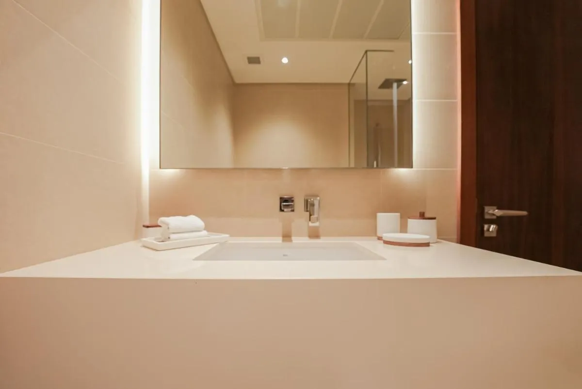 Image 2 of Luxe Living: Spacious Waterfront 2BR in Marina Gate