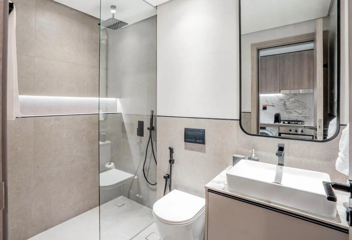 Image 2 of Luxuary Living