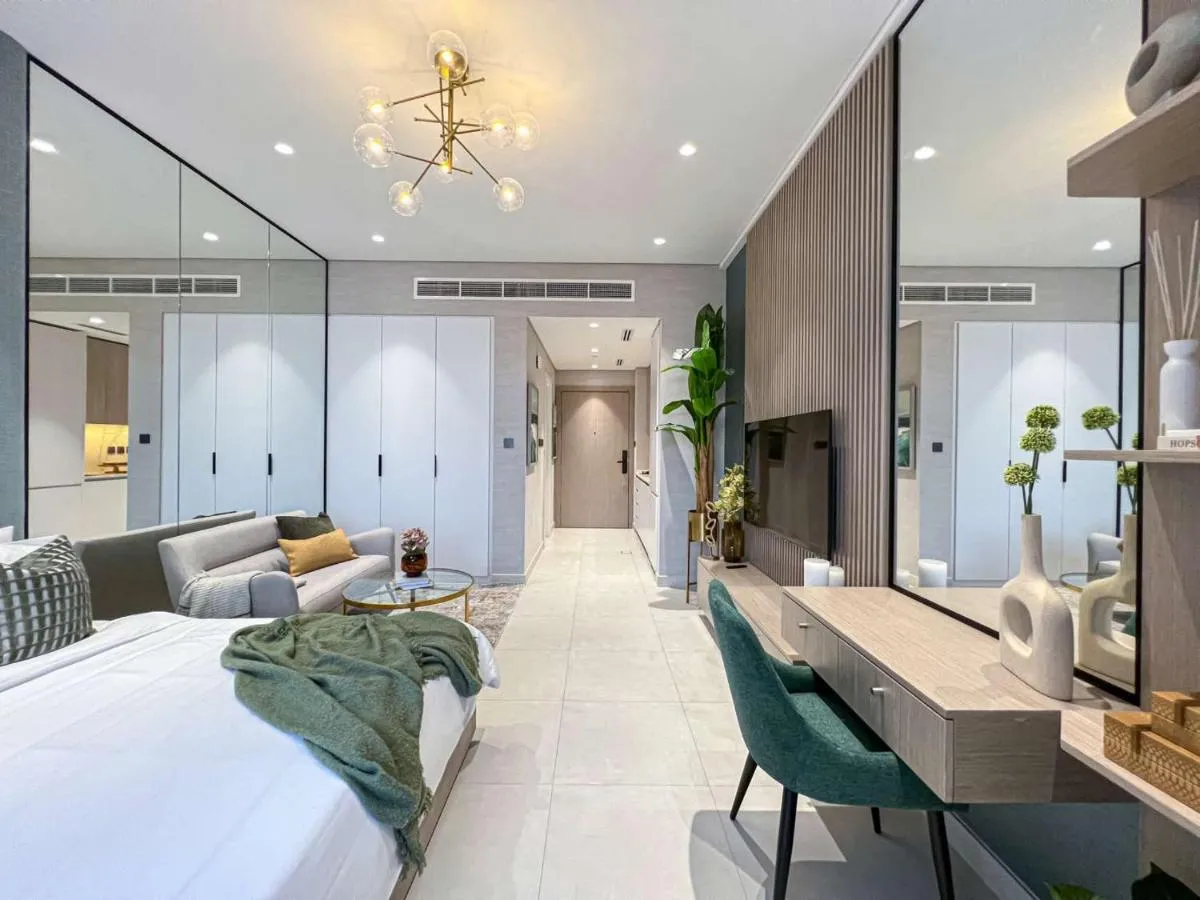 Image 6 of Luxury New Studio with Pool & Gym Access, 5 min from Gardens Metro