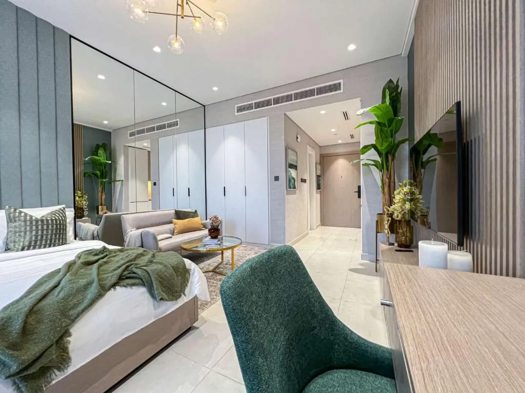 Image of Luxury New Studio with Pool & Gym Access, 5 min from Gardens Metro