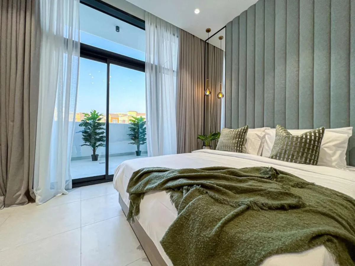 Image 4 of Luxury New Studio with Pool & Gym Access, 5 min from Gardens Metro