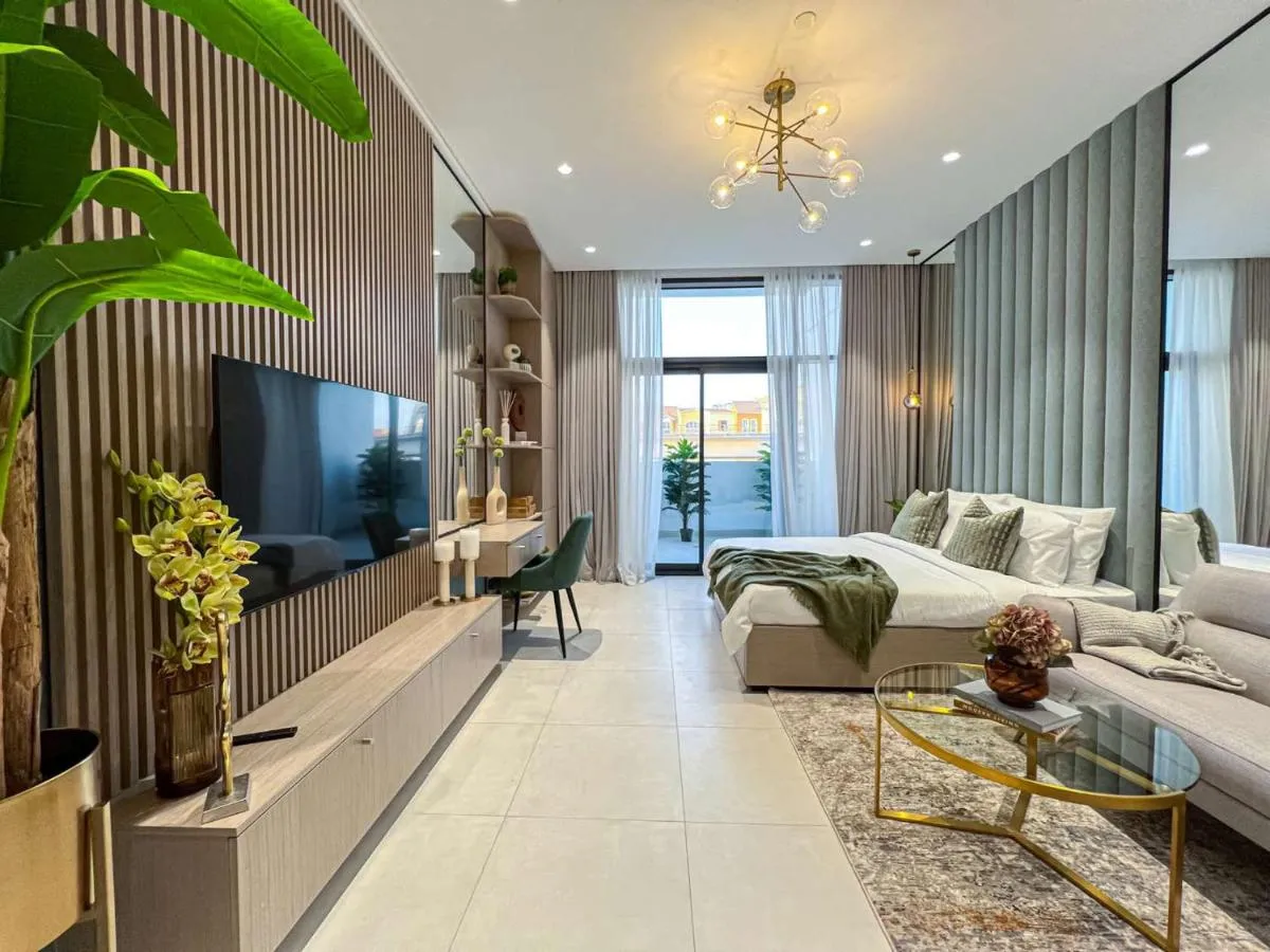 Image 2 of Luxury New Studio with Pool & Gym Access, 5 min from Gardens Metro