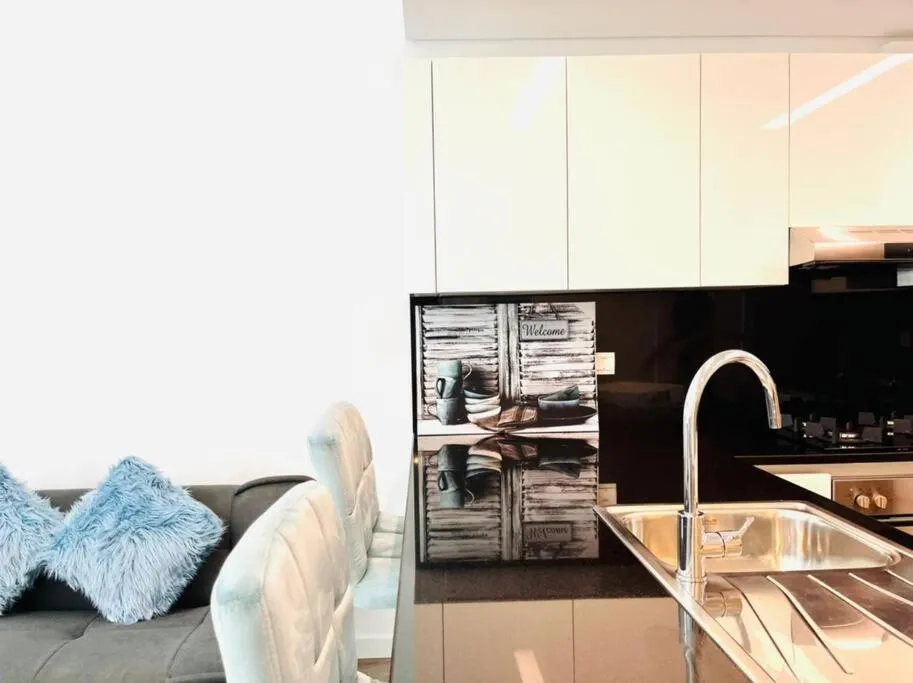 Image 4 of ModernLux – Lovely Studio Apartment in JVT next to Park