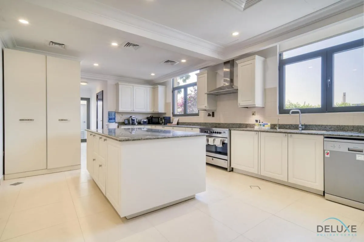 Image 6 of Signature 6BR Villa with Assistant Room and Private Pool in Frond F Palm Jumeirah by Deluxe Holiday Homes