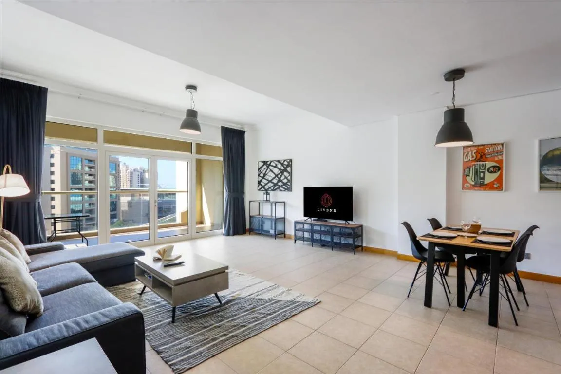 Image of Spacious 1 BR in Shoreline Near Palm Mall