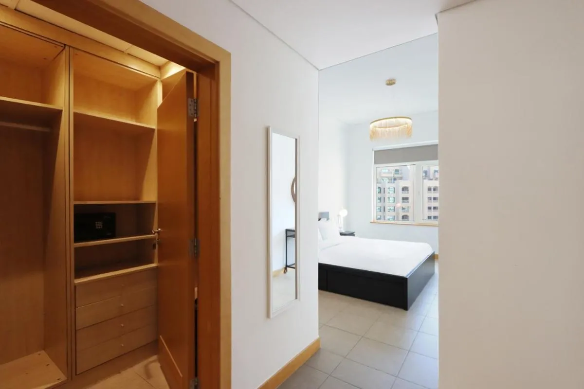 Image 6 of Spacious 1 BR in Shoreline Near Palm Mall