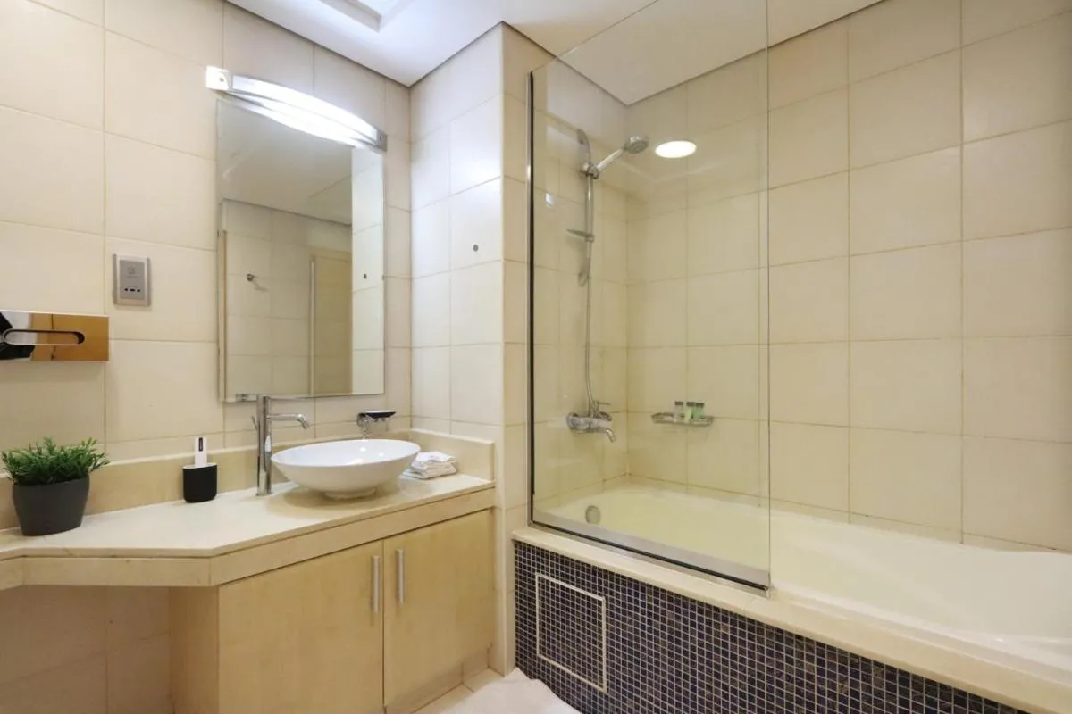 Image 2 of Spacious 1 BR in Shoreline Near Palm Mall