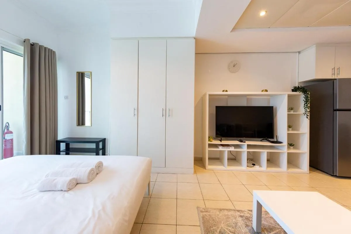 Image 4 of Spacious Studio with Lake Views – JLT