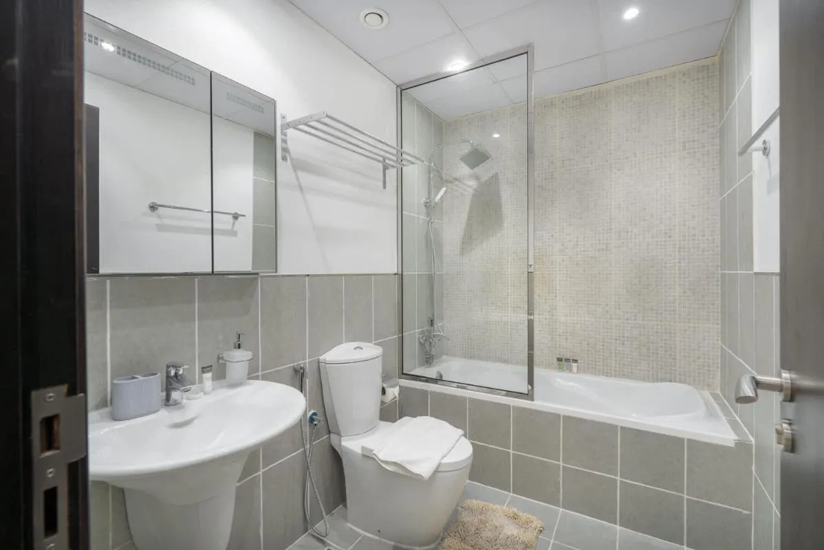 Image 2 of Stay in JVC with this Gorgeous Flat