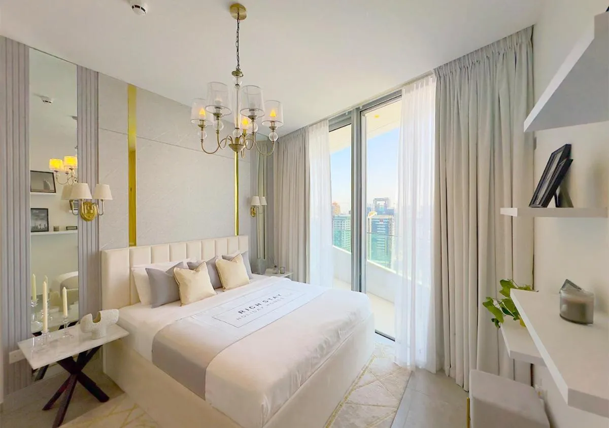 Image 1 of Stunning 1BR in Stella Maris, City View, Marina