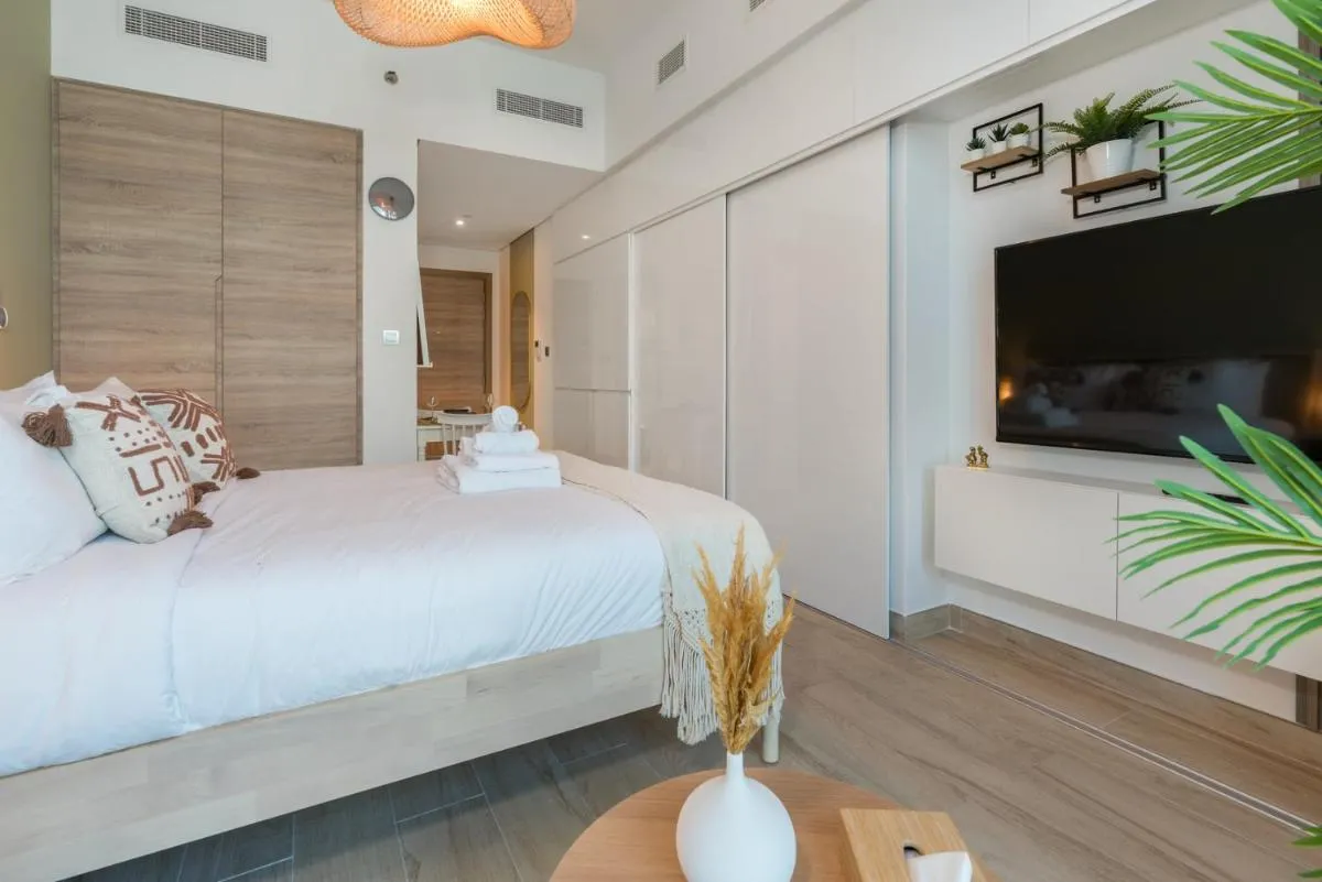 Image 4 of Stunning Apt Marina view with Balcony