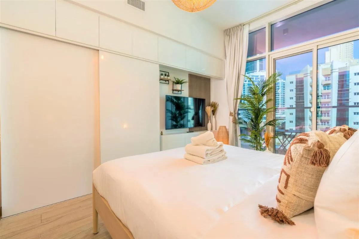 Image 4 of Stunning Apt with Balcony & Marina View