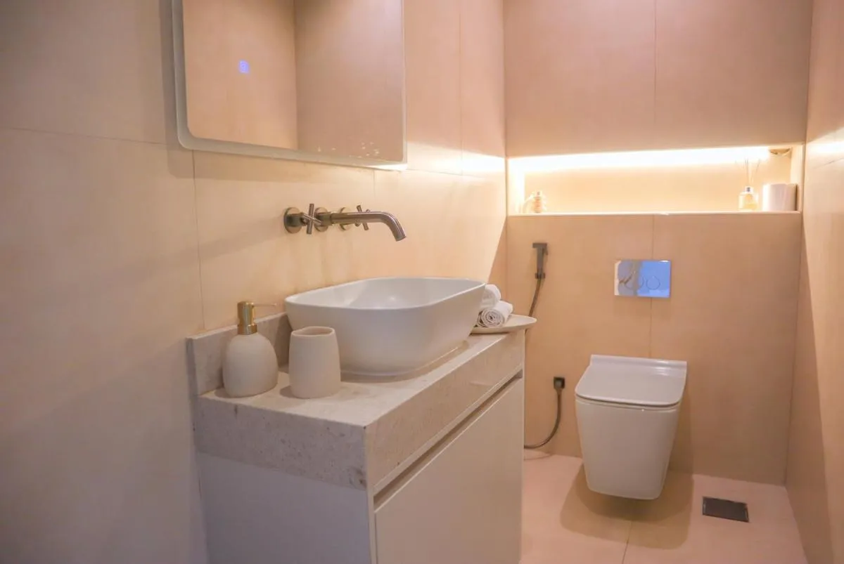 Image 2 of Stunning One Bedroom- Lake View