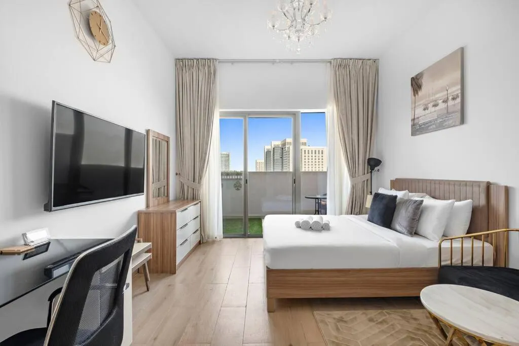 Image 5 of Upmarket Apartment with a Pool, Gym & Private Balcony