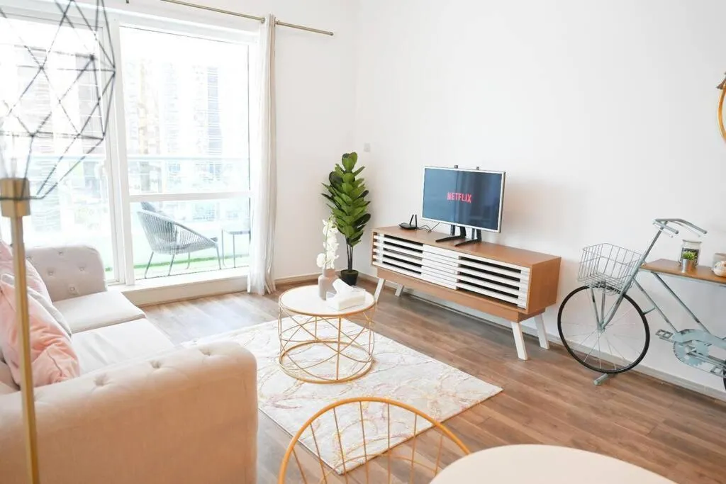 Image 2 of spacious luxury condo with astonishing lake view!