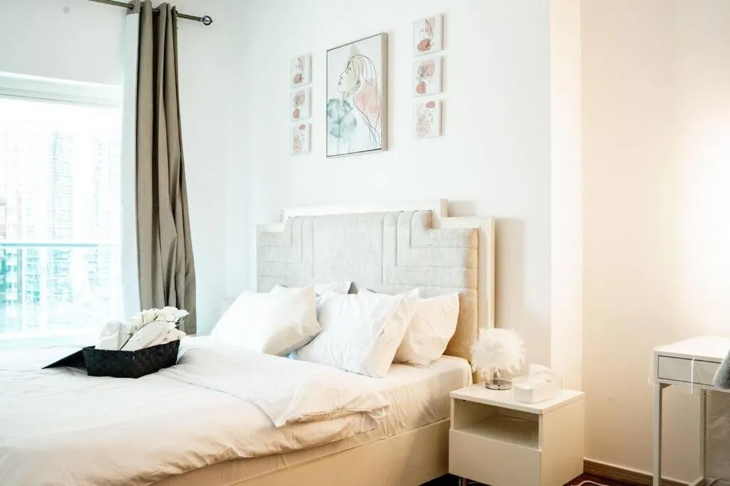 Image of spacious luxury condo with astonishing lake view!